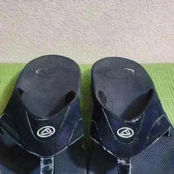 Men's  Reef black, bottle opener  flip flops, size 13 - Picture 5 of 10